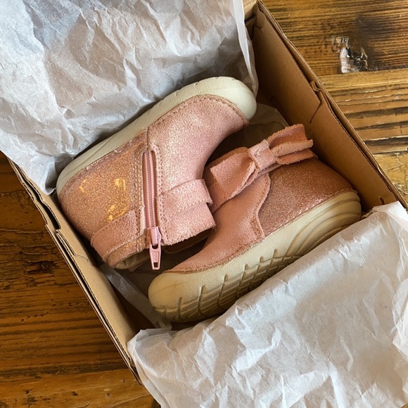 EUC Pink Swede Stride Right Boots w/Bow - Picture 7 of 7